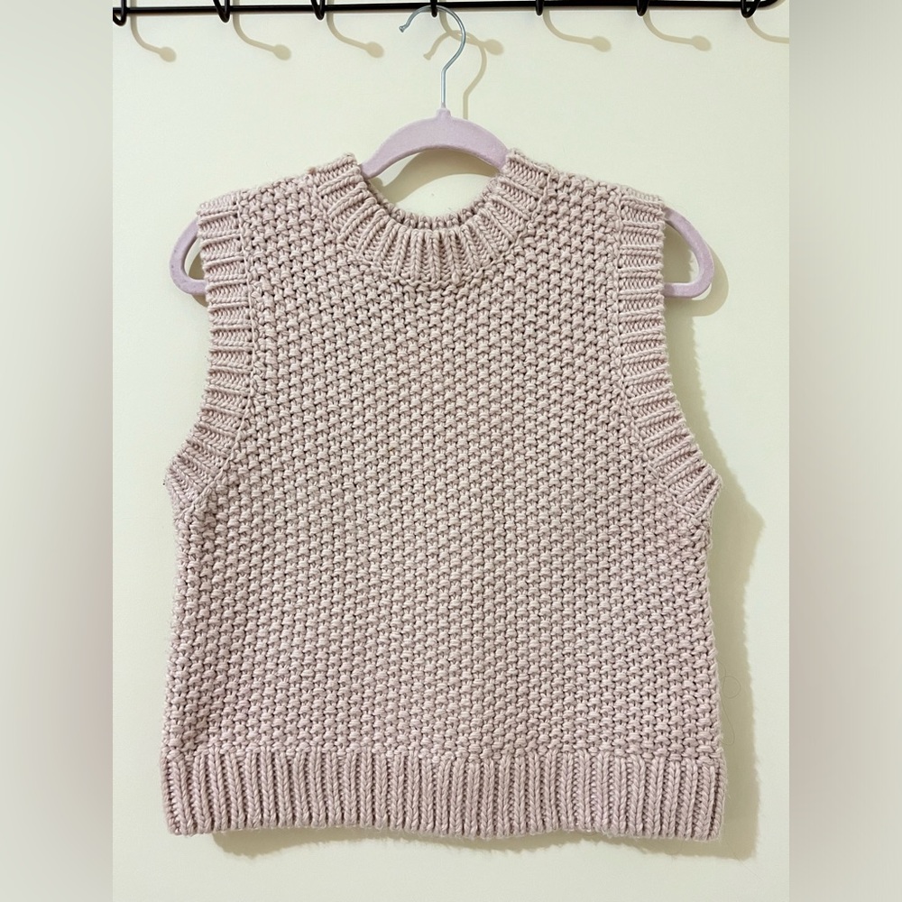 Sleeveless pink knit sweater